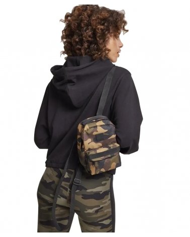 Femme portant un mini Sac à dos camouflage URBAN CLASSICS