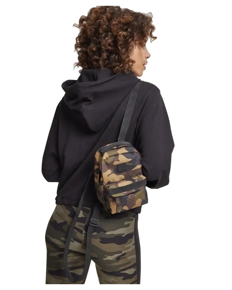 Mini Sac à dos Camouflage Femme URBAN CLASSICS porté en bandoulière sur modèle | SPECIALFORCE