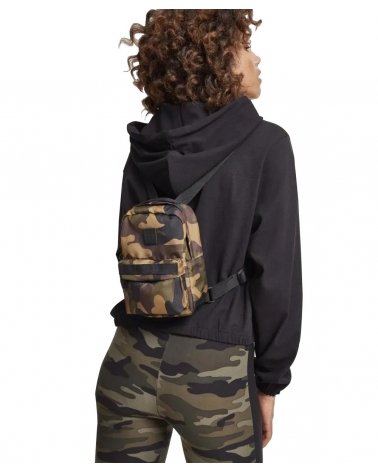 Femme portant un mini Sac à dos camouflage URBAN CLASSICS