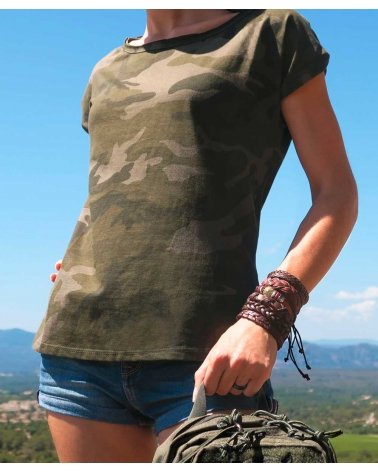 T-Shirt Femme Camouflage URBAN CLASSICS - vue sur modèle en extérieur | SPECIALFORCE