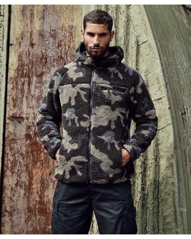 Veste polaire en peluche à capuche BRANDIT camouflage sur modèle Homme