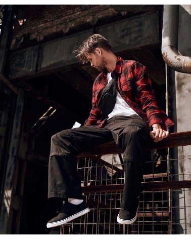 Chemise à carreaux Homme BRANDIT noir et rouge sur modèle en milieu urbain | SPECIALFORCE