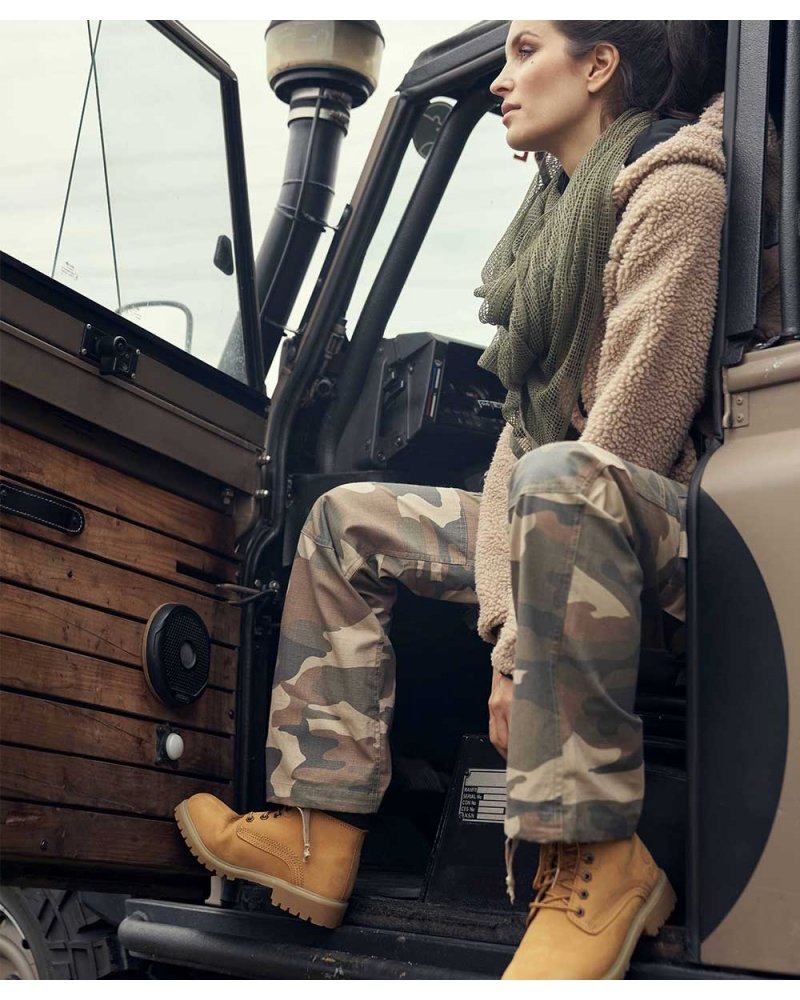 Pantalon Femme BDU RipStop BRANDIT camouflage léger sur modèle Femme | SPECIALFORCE Pantalon Femme BDU RipStop BRANDIT camouflage léger sur modèle Femme | SPECIALFORCE