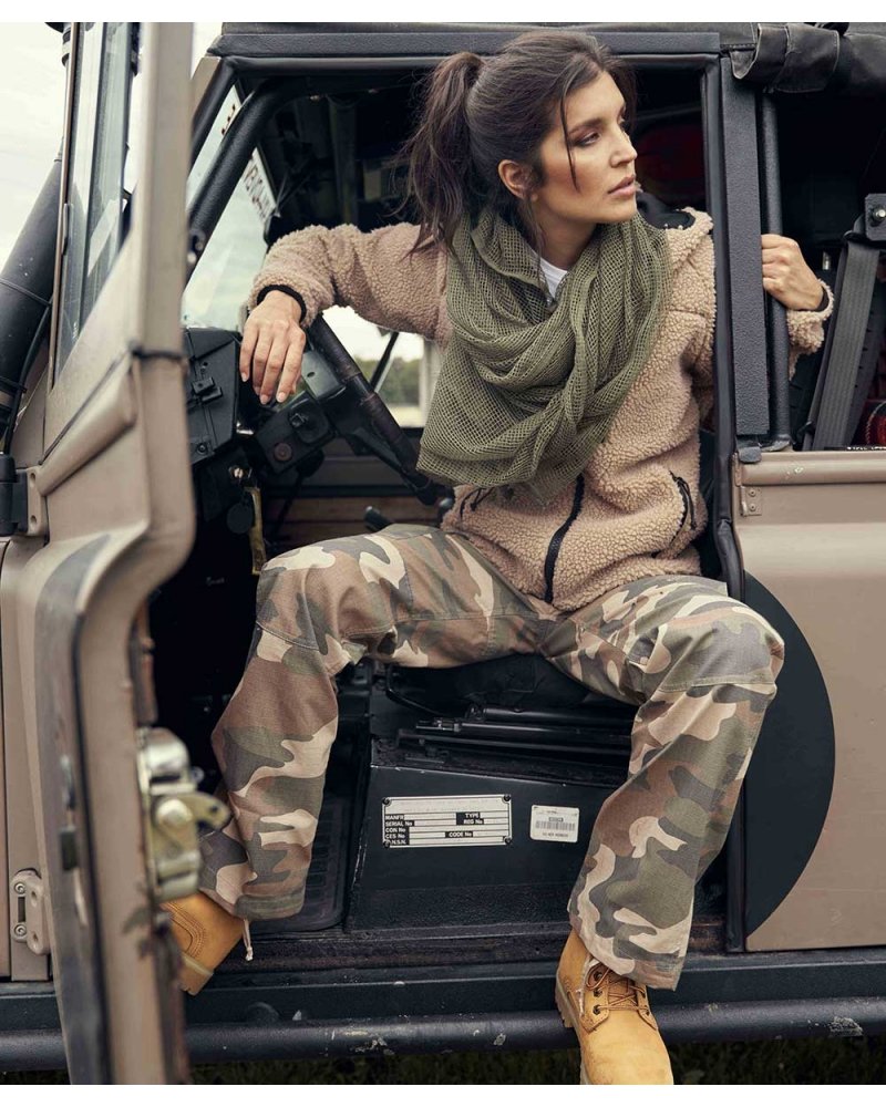 Pantalon Femme BDU RipStop BRANDIT camouflage léger sur modèle | SPECIALFORCE Pantalon Femme BDU RipStop BRANDIT camouflage léger sur modèle | SPECIALFORCE