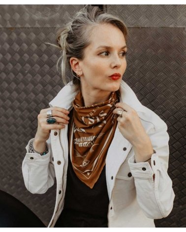 Foulard Moto Femme "Moto Therapy" écru/marron WILDUST porté en bandana | SPECIALFORCE