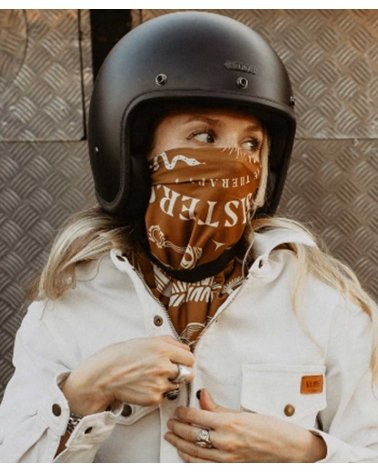 Foulard Moto Femme "Moto Therapy" écru/marron WILDUST porté en masque facial sur une Motarde | SPECIALFORCE