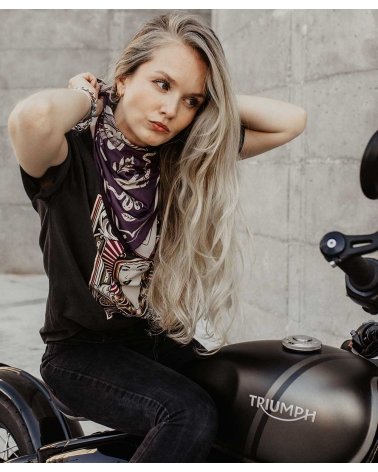 Foulard Moto Femme "Moto Therapy" écru/prune WILDUST porté en bandana sur t-shirt noir | SPECIALFORCE