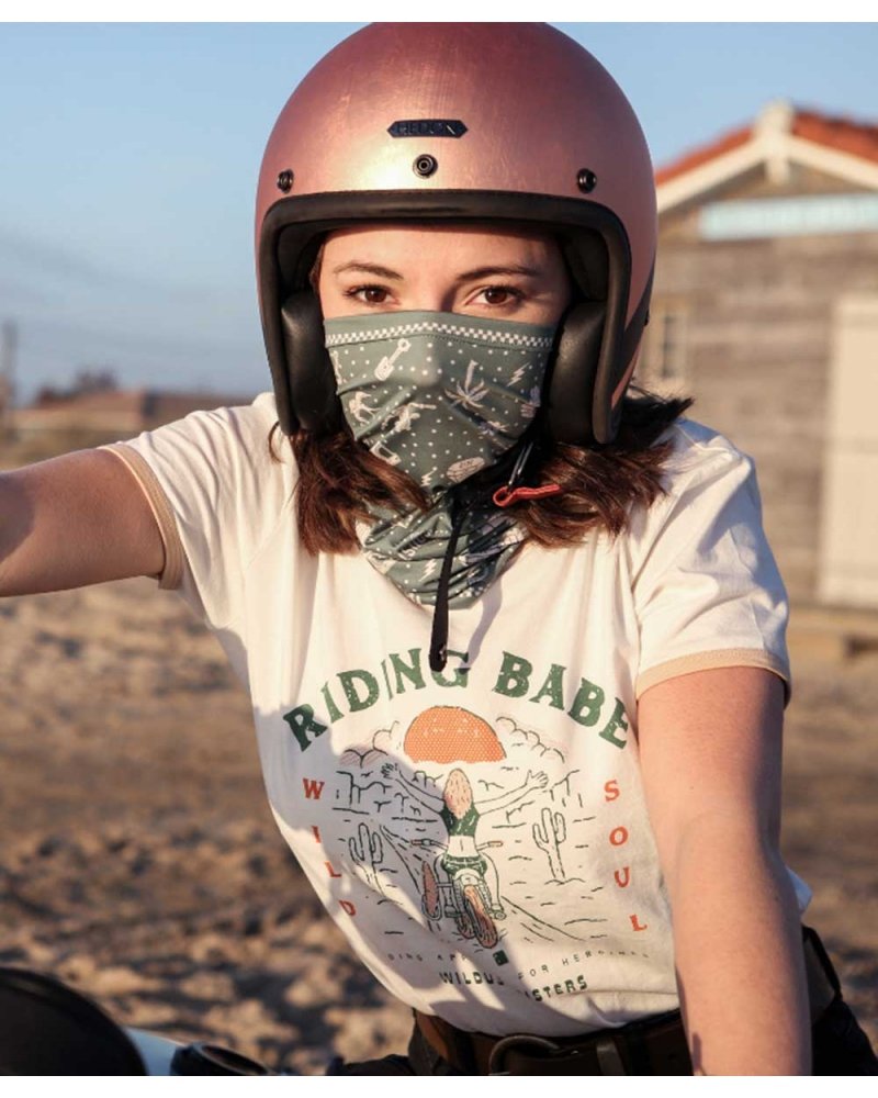 Tour de Cou Moto Femme "Green Bay" WILDUST porté en Cache-Nez par une motarde | SPECIALFORCE