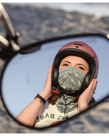 Tour de Cou Moto Femme "Green Bay" WILDUST porté en Cache-Nez par une motarde en reflet dans le rétro | SPECIALFORCE