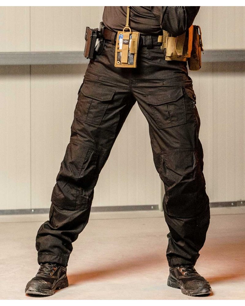 Pantalon Tactique Wolf PENTAGON TACTICAL noir sur modèle homme | SPECIALFORCE