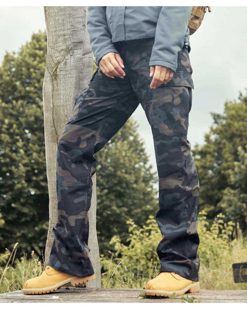 Pantalon Treillis Femme Militaire M-65 BRANDIT Black Camo porté en extérieur | SPECIALFORCE Pantalon Treillis Femme Militaire M-65 BRANDIT Black Camo porté en extérieur | SPECIALFORCE