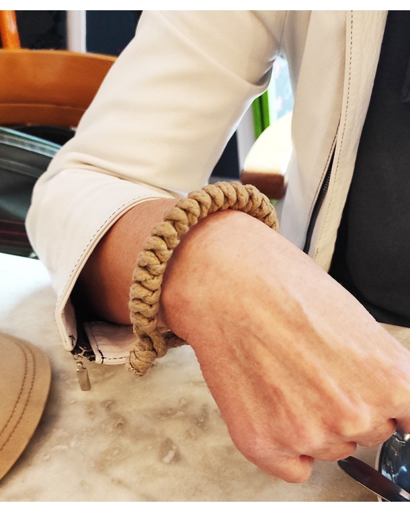 Bracelet Chanvre Tressé sur modèle Femme - coloris naturel | SPECIALFORCE