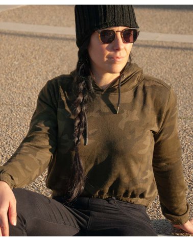 Sweatshirt à Capuche Femme Camouflage vert URBAN CLASSICS porté en extérieur | SPECIALFORCE