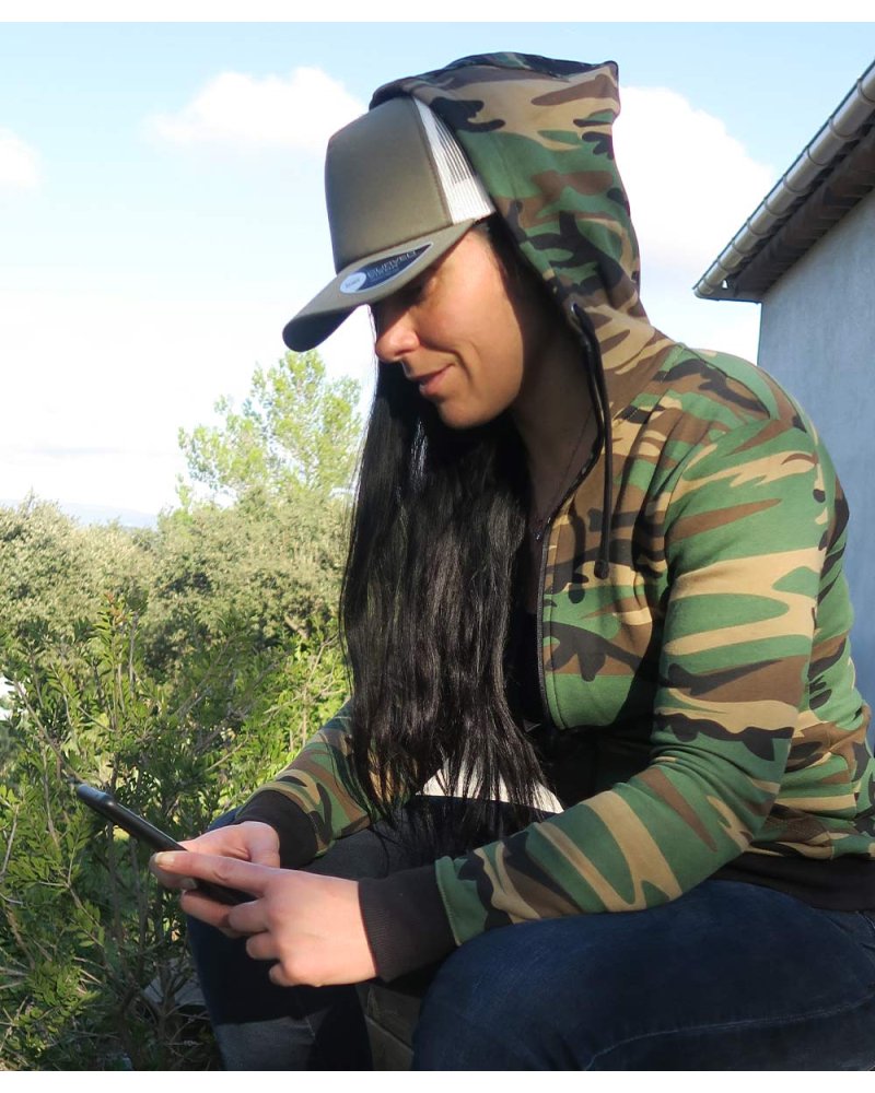 Sweatshirt Hoody Femme zippé Camouflage Forêt porté capuche relevée | SPECIALFORCE Sweatshirt Hoody Femme zippé Camouflage Forêt porté capuche relevée | SPECIALFORCE