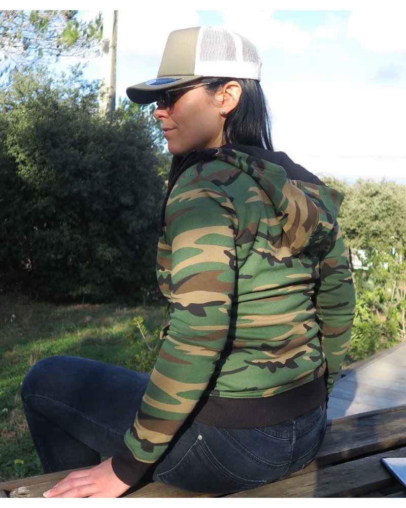Sweatshirt Hoody Femme zippé Camouflage Forêt porté par modèle vu de dos | SPECIALFORCE Sweatshirt Hoody Femme zippé Camouflage Forêt porté par modèle vu de dos | SPECIALFORCE