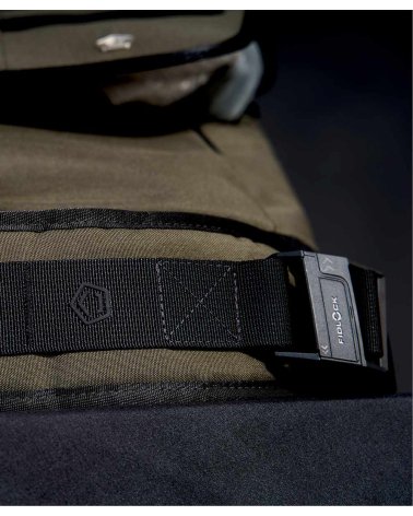 Sac Messenger tactique à bandoulière "Consul" 13,4 L PENTAGON TACTICAL - zoom sur la fermeture magnétique Fidlock | SPECIALFORCE