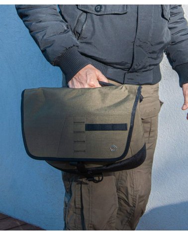 Sac Messenger tactique à bandoulière "Consul" 13,4 L PENTAGON TACTICAL - utilisation de la poignée de transport | SPECIALFORCE