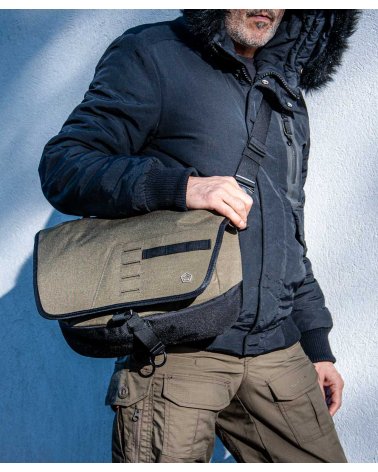 Sac Messenger tactique à bandoulière "Consul" 13,4 L PENTAGON TACTICAL - coloris kaki - vue en extérieur | SPECIALFORCE